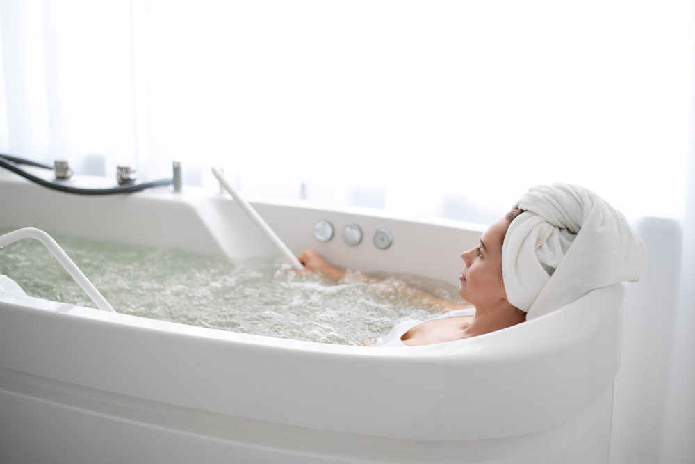 Kobieta kąpioąca się we wannie z hydromasażem 