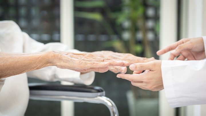 Lekarz od Parkinsona – kiedy szukać pomocy i jak wspierać pacjenta?